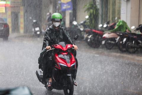 Mây dông từ Đồng Nai đang kéo về TP.HCM, dự báo Củ Chi, Thủ Đức mưa lớn- Ảnh 2. Dự báo chiều nay TP.HCM sẽ có mưa dông - Ảnh: PHƯƠNG QUYÊN