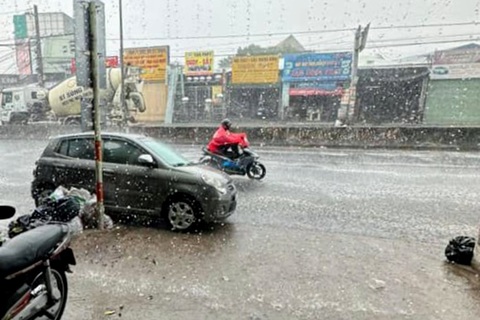 15h chiều nay, TP.HCM đã mưa to tại Hóc Môn, Thủ Đức- Ảnh 6. Mưa lớn ở Đồng Nai chiều 3-5 - Ảnh: N.Đ.N.