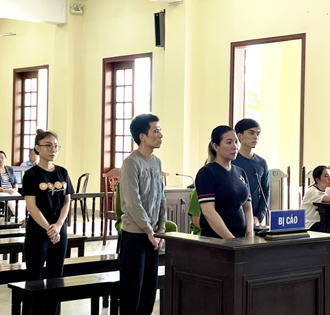 Nhiều cô gái sập bẫy đường dây mua bán người ở Cần Thơ- Ảnh 1. Các bị cáo tại tòa sơ thẩm - Ảnh: LAN NGỌC