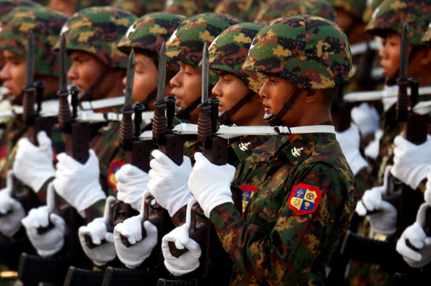 Myanmar ngăn nam giới ra nước ngoài làm việc- Ảnh 1. Quân đội Myanmar duyệt binh năm 2017 - Ảnh: REUTERS