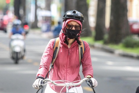 Liên tiếp các ca tử vong, nguy kịch do sốc nhiệt: Xử trí ban đầu thế nào?- Ảnh 2. Nếu di chuyển, làm việc ngoài trời nắng, ngoài đồ bảo hộ như áo chống nắng, khăn, mũ, kem chống nắng thì vẫn cần thời gian nghỉ ngắn trong bóng râm để hồi phục sức khỏe