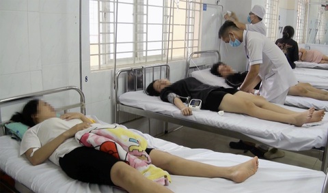 Vụ ngộ độc sau ăn bánh mì: Số bệnh nhân tăng lên 482 ca- Ảnh 1. Số lượng bệnh nhân nhập viện theo dõi và điều trị sau ăn bánh mì thịt đã tăng lên 467 người - Ảnh: A.B.
