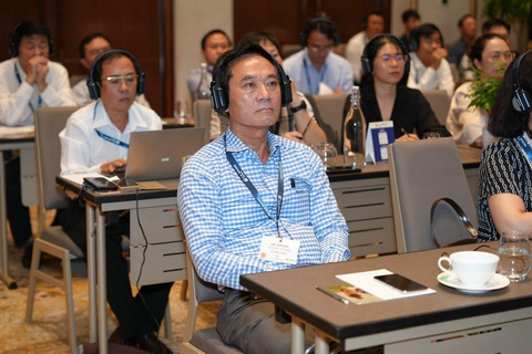 Phó giám đốc Sở Công Thương Quảng Ngãi xin thôi việc- Ảnh 1. Ông Đỗ Tiến Đạt (ngồi hàng đầu), phó giám đốc Sở Công Thương Quảng Ngãi - Ảnh: N.K
