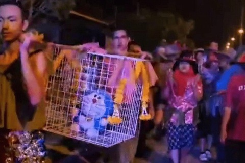 Hình ảnh lễ cầu mưa bằng mèo nhồi bông Doraemon ở Thái Lan - Ảnh: X Hình ảnh lễ cầu mưa bằng mèo nhồi bông Doraemon ở Thái Lan - Ảnh: X