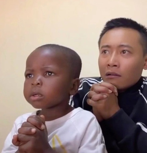 Lôi Con, cậu bé châu Phi nói giọng Nghệ An hát nhạc Việt, là ai?- Ảnh 1. Cậu bé Lôi Con đã trở thành một thần tượng YouTube từ 2 năm trước nhờ biểu cảm đáng yêu, tính tình dễ mến - Ảnh: NVCC