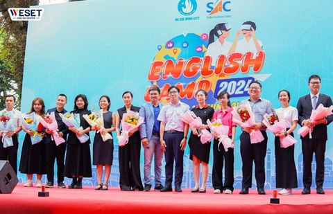Weset English Center đồng hành cùng English Camp 2024- Ảnh 1. Đại diện từ WESET (đứng thứ 3 từ phải sang trái) nhận hoa kỷ niệm của chương trình