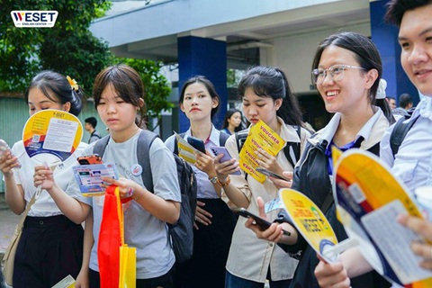 Weset English Center đồng hành cùng English Camp 2024- Ảnh 3. Người chơi tại khu trò chơi Corroboration English Skill