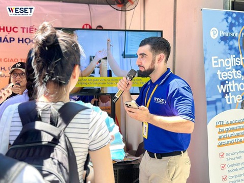 Weset English Center đồng hành cùng English Camp 2024- Ảnh 4. Học sinh, sinh viên tham gia minigame cùng giáo viên nước ngoài