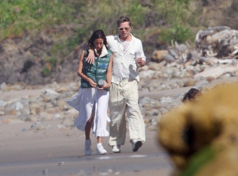 Tin tức giải trí 5-3: NSND Việt Anh lên tiếng sau tranh cãi ảnh đại diện hoa sen- Ảnh 5. Brad Pitt dạo biển cùng bạn gái - Ảnh: Backgrid