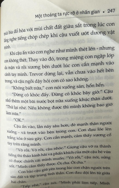 Sở Giáo dục TP.HCM yêu cầu kiểm điểm giáo viên phát sách có nội dung nhạy cảm- Ảnh 2. Một trong những trang sách trong cuốn sách được giáo viên Trường quốc tế TP.HCM phát cho học sinh lớp 11 dịp lễ vừa qua mà phụ huynh bức xúc tung lên mạng xã hội - Ảnh: MỸ DUNG
