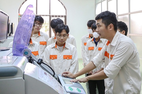 Hàng trăm trường nghề tư thục tại TP.HCM 'biến mất' sau 4 năm- Ảnh 1. Sinh viên trường nghề thực tập - Ảnh: HÀ QUÂN