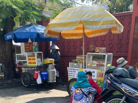 Nắng nóng kéo dài: Nguy cơ ngộ độc thực phẩm từ thức ăn đường phố- Ảnh 1. Thức ăn đường phố tiềm ẩn nhiều nguy cơ gây ngộ độc thực phẩm nếu không được bảo quản kỹ - Ảnh: THU HIẾN