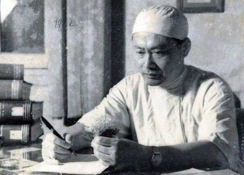 Nhành hoa cưới ở hầm De Castries - Kỳ 2: Quân y trong lửa đạn Điện Biên Phủ- Ảnh 4. Bác sĩ Tôn Thất Tùng đã cố gắng cứu chữa nhiều thương binh ở mặt trận Điện Biên Phủ - Ảnh tư liệu