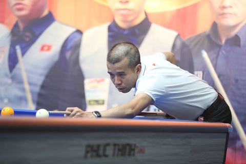 Trần Quyết Chiến ngược dòng ấn tượng, đi tiếp ở Giải billiards quốc tế Bình Dương- Ảnh 1. Trần Quyết Chiến thể hiện phong độ cao tại Giải billiards carom 3 băng quốc tế Bình Dương - Ảnh: LÊ THÁI