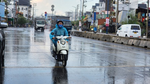 15h chiều nay, TP.HCM đã mưa to tại Hóc Môn, Thủ Đức- Ảnh 2. Cơn mưa sau nhiều ngày nắng hạn giúp TP.HCM mát mẻ - Ảnh: NGỌC KHẢI