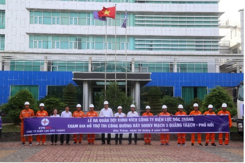 EVNSPC: Hơn 350 CBCNV ra quân tăng cường cho dự án đường dây 500KV mạch 3 Quảng Trạch - Phố Nối- Ảnh 2. Lễ ra quân đội xung kích Công ty Điện lực Sóc Trăng tham gia hỗ trợ thi công đường dây 500kV mạch 3 Quảng Trạch - Phố Nối