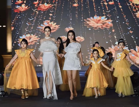 Ý Như - mẫu nhí 9 tuổi thần thái catwark cùng Á hậu Du lịch Hương Ly- Ảnh 1. Hoàn thành chương trình học ở trường, Ý Như (phải) nhiệt tình tham gia vào hoạt động biểu diễn tai Tôn vinh bản sắc Việt cùng các bạn đồng trang lứa.