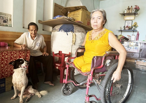 Ông câm - bà cụt, nghĩa tình đẹp như phim- Ảnh 3. Hai người dưng sống trong một ngôi nhà suốt hơn 30 năm, tử tế dìu nhau đi hết cuộc đời - Ảnh: LÊ TRUNG
