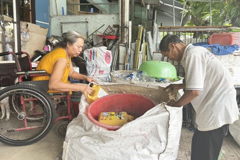 Ông câm - bà cụt, nghĩa tình đẹp như phim- Ảnh 1. Hằng ngày hai người đỡ đần nhau thu mua phế liệu bán kiếm tiền sinh sống