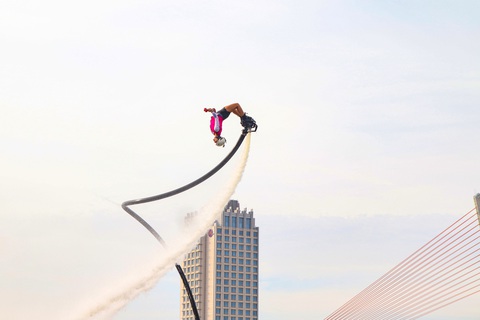 Hé lộ hình ảnh show diễn jetski và flyboard lần đầu tại Đà Nẵng- Ảnh 2. Các vận động viên thể hiện những cú nhào lộn đẹp mắt - Ảnh: THANH NGUYÊN