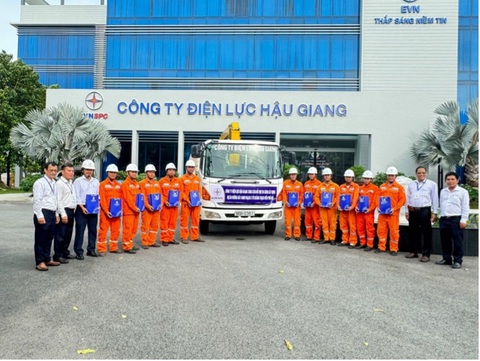 EVNSPC: Hơn 350 CBCNV ra quân tăng cường cho dự án đường dây 500KV mạch 3 Quảng Trạch - Phố Nối- Ảnh 3. Công ty Điện lực Hậu Giang hỗ trợ thi công dự án ĐZ 500kV Quảng Trạch - Phố Nối