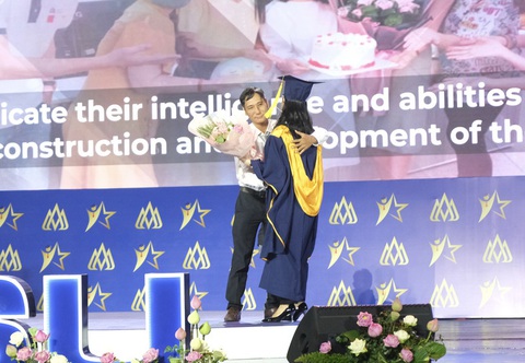 Nước mắt cha rơi trong ngày con tốt nghiệp- Ảnh 1.