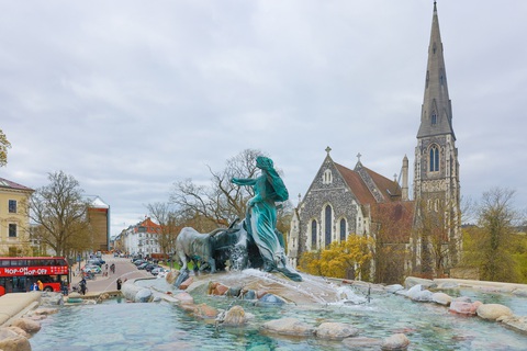 Copenhagen tràn ngập không khí cổ tích như truyện cổ Andersen- Ảnh 1. Vẻ đẹp của Copenhagen cổ kính đầy chất thần thoại xen lẫn cổ tích. Trong ảnh là đài phun nước Gefion ở công viên Langelinie mô tả nữ thần nông nghiệp Gefion đang điều khiển bốn con bò đực và bên dưới là những tầng đá. Tác phẩm điêu khắc này lấy cảm hứng từ truyền thuyết Scandinavia cũng là truyền thuyết về sự ra đời vùng đất Đan Mạch - Ảnh: QUỶ CỐC TỬ
