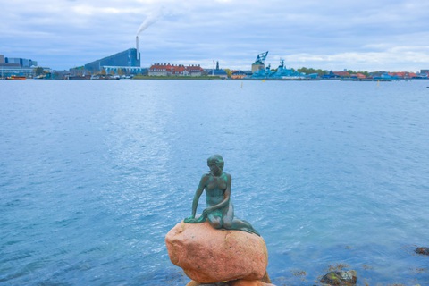 Copenhagen tràn ngập không khí cổ tích như truyện cổ Andersen- Ảnh 3. Bức tượng đồng Nàng tiên cá đặt trên một tảng đá ven bờ biển ở con đường đi bộ Langelinie, trải dài giữa bờ biển Oresund và tòa thành Kastellet từ năm 1913. Carl Jacobsen, con trai cả của nhà doanh nghiệp Jacob Christian Jacobsen - người sáng lập Hãng bia Carlsberg đã đặt nhà điêu khắc kỳ cựu Edvard Eriksen làm một bức tượng bằng đồng, mô phỏng tư thế khi nổi lên mặt nước của nàng tiên cá như trong cốt truyện, thành quà tặng cho thành phố quê hương mình - Ảnh: QUỶ CỐC TỬ