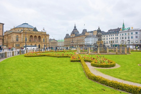 Copenhagen tràn ngập không khí cổ tích như truyện cổ Andersen- Ảnh 7. Ngay cả tại trung tâm thành phố, nơi sầm uất nhất, kiến trúc Copenhagen vẫn đậm chất cổ kính, thần thoại - Ảnh: QUỶ CỐC TỬ