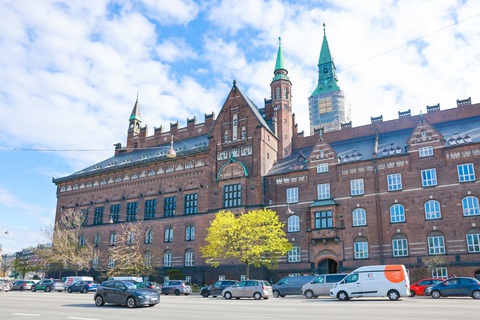 Copenhagen tràn ngập không khí cổ tích như truyện cổ Andersen- Ảnh 8. Tòa thị chính Copenhagen - Ảnh: QUỶ CỐC TỬ