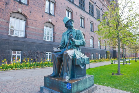 Copenhagen tràn ngập không khí cổ tích như truyện cổ Andersen- Ảnh 6. Chân dung của đại văn hào Andersen bên cạnh tòa thị chính của thành phố Copenhagen- Ảnh: QUỶ CỐC TỬ