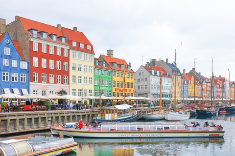 Copenhagen tràn ngập không khí cổ tích như truyện cổ Andersen- Ảnh 4. Bến cảng Nyhavn 300 năm tuổi rực rỡ sắc màu cũng là một điểm đến biểu tượng của Copenhagen - Ảnh: QUỶ CỐC TỬ