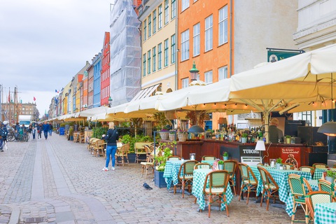 Copenhagen tràn ngập không khí cổ tích như truyện cổ Andersen- Ảnh 5. Quán cà phê xinh đẹp trên bến cảng Nyhavn - Ảnh: QUỶ CỐC TỬ