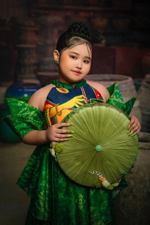 Ý Như - mẫu nhí 9 tuổi thần thái catwark cùng Á hậu Du lịch Hương Ly- Ảnh 3. Là học sinh giỏi suốt 3 năm liền, Ý Như còn mang về cho trường thành tích rất đáng nể: Giải khuyến khích khối 3 toàn tỉnh kỳ thi cấp tỉnh- thành phố cuộc thi Olympic tiếng Anh trên Internet năm học 2023- 2024. Với vai trò mẫu nhí, diễn viên nhí, người mẫu thời trang, em đã đoạt Giải nhất hội thi múa Ánh trăng tuổi thơ cấp trường, Giải khuyến khích hội thi múa Ánh trăng tuổi thơ cấp thành phố 2023… Mới đây, em vừa được trao giải “Most Outstanding Young Model Of The Year” tại Bangkok Kids International Fashion Runway 2024.