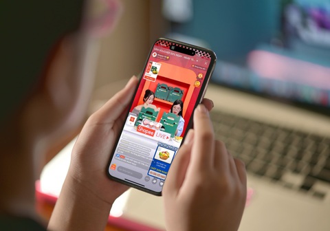 Chỉ sau hai ngày khởi động vào 15-5 và 16-5, Shopee Fruit bán ra gần 2 tấn trái cây qua livestream với rất nhiều voucher độc quyền dành tặng người dùng Chỉ sau hai ngày khởi động vào 15-5 và 16-5, Shopee Fruit bán ra gần 2 tấn trái cây qua livestream với rất nhiều voucher độc quyền dành tặng người dùng