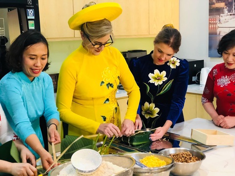 Đại sứ Thụy Điển Ann Mawe: Tôi không muốn bỏ lỡ bất cứ điều gì ở Việt Nam- Ảnh 11. Bà Ann Mawe thường cùng các nhân viên đại sứ quán gói bánh chưng trong dịp Tết cổ truyền của người Việt - Ảnh: LÂM PHẠM