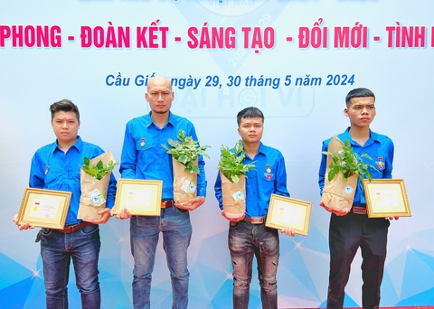 Trao huy hiệu Tuổi trẻ dũng cảm cho 4 'người hùng' đập tường cứu người- Ảnh 1. Trao huy hiệu Tuổi trẻ dũng cảm cho 4 'người hùng' đập tường cứu người trong vụ cháy - Ảnh: THÀNH ĐOÀN HÀ NỘI