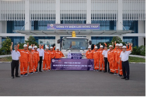 EVNSPC: Hơn 350 CBCNV ra quân tăng cường cho dự án đường dây 500KV mạch 3 Quảng Trạch - Phố Nối- Ảnh 4. Công ty Điện lực Đồng Tháp hỗ trợ thi công dự án ĐZ 500kV mạch 3 Quảng Trạch - Phố Nối