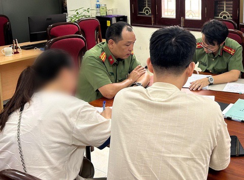 Công an xử phạt 2 phụ nữ đăng tin sai sự thật về vụ cháy nhà trọ Trung Kính- Ảnh 1. Công an làm việc với người phụ nữ đăng thông tin sai sự thật về vụ cháy nhà trọ - Ảnh: Công an cung cấp