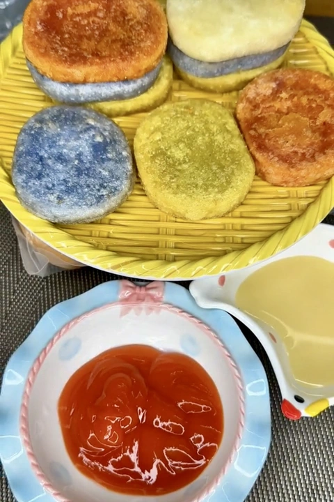 Hot trend bánh đá Hà Giang: Nhìn cứng như đá nhưng dẻo giòn- Ảnh 5. Món bánh đá chiên được khuyên chấm với sữa đặc hoặc tương ớt - Ảnh: chụp từ clip
