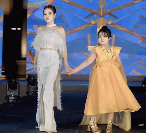 Sải bước đầy bản lĩnh, tự tin trên sân khấu cùng Á hậu du lịch thế giới Hương Ly trong vai trò Vedette, Đại sứ- mẫu nhí Ý Như đã truyền tải được trọn vẹn ý nghĩa của bộ trang phục đến từ NTK Huyền Trương. Ý Như sải bước đầy bản lĩnh, tự tin trên sân khấu cùng Á hậu Du lịch thế giới Hương Ly