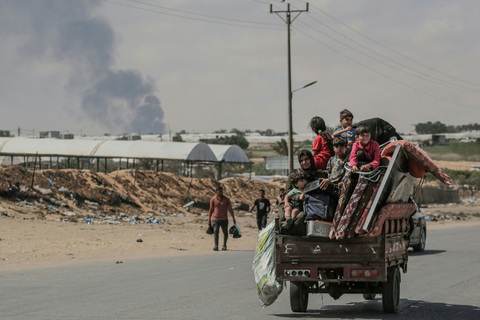 Người dân Palestine chạy khỏi thành phố Rafah ở phía nam Gaza ngày 29-5 - Ảnh: AFP Người dân Palestine chạy khỏi thành phố Rafah ở phía nam Gaza ngày 29-5 - Ảnh: AFP