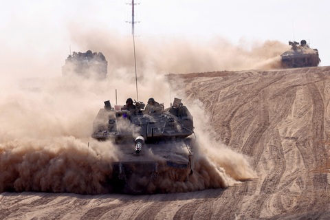 Xe tăng của Israel hoạt động ở phía biên giới với Gaza ngày 29-5 - Ảnh: AFP Xe tăng của Israel hoạt động ở phía biên giới với Gaza ngày 29-5 - Ảnh: AFP