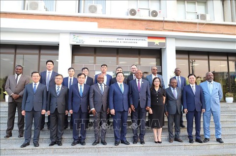 Thúc đẩy quan hệ đoàn kết, hữu nghị, hợp tác truyền thống Việt Nam - Angola- Ảnh 2. Đoàn đại biểu Đảng Cộng sản Việt Nam chụp ảnh lưu niệm tại Bộ Ngoại giao Angola - Ảnh: TTXVN