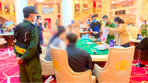 Đánh bạc trái phép núp bóng trò chơi có thưởng- Ảnh 1. Cơ quan công an bắt quả tang các đối tượng đánh bạc ăn tiền tại Gameclub Lucky ở khu vực tầng hầm khách sạn Sheraton Nha Trang Hotel & Spa - Ảnh: Công an cung cấp