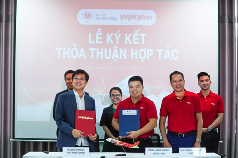 Học phí đại học tăng - đắn đo chọn trường- Ảnh 3. Hợp tác giữa Đại học Thái Bình Dương và Vietjet đem lại cơ hội thực tập và việc làm cho sinh viên