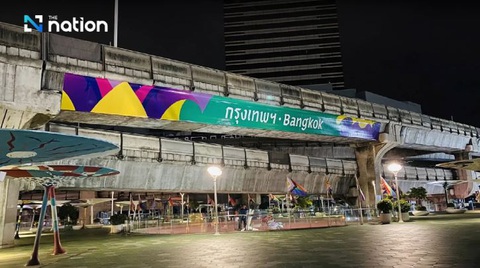 Du khách 'đu trend' đổi tên biểu tượng của Bangkok- Ảnh 4. Thế này thì check-in buổi tối cũng không lo!