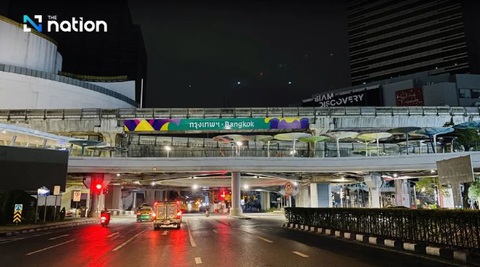 Du khách 'đu trend' đổi tên biểu tượng của Bangkok- Ảnh 3. Dòng chữ
