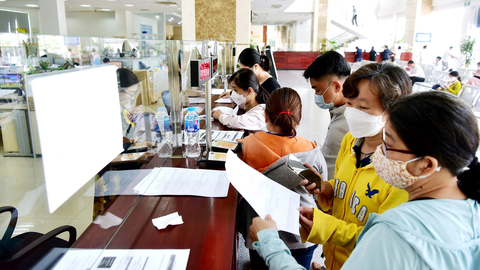 Nhiều trăn trở về thuế thu nhập cá nhân- Ảnh 1. Người dân làm thủ tục quyết toán thuế tại Cục Thuế TP.HCM - Ảnh: T.T.D.