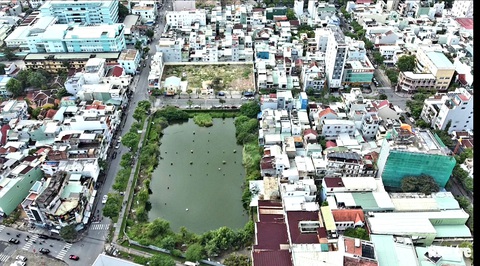 Số phận dự án Đà Nẵng Center ‘treo’ cả thập niên giữa lòng thành phố: Sẽ thế nào?- Ảnh 1. Dự án Đà Nẵng Center bỏ hoang nhiều năm - Ảnh: ĐOÀN CƯỜNG
